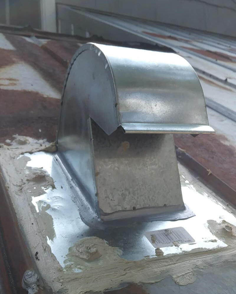 Family around a table counting the savings into a piggy bank